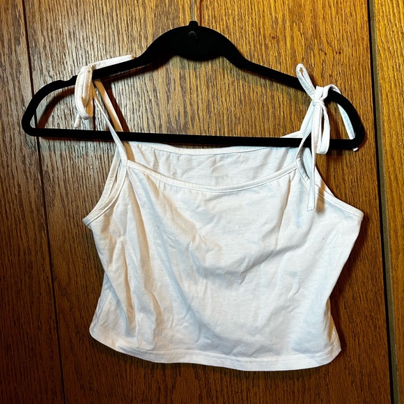 White tank tip ties at top size medium. - Picture 2 of 2